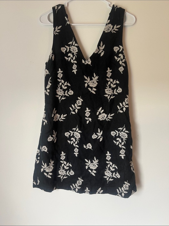 Abercrombie & Fitch Dresses & Skirts - Abercrombie & Fitch Black Dress with Cream Floral Stitching
